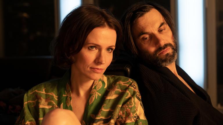"Laim und die schlafenden Hunde": Cecily Filander (Adina Vetter) und Lukas Laim (Max Simonischek) sitzen nebeneinander auf dem Boden.