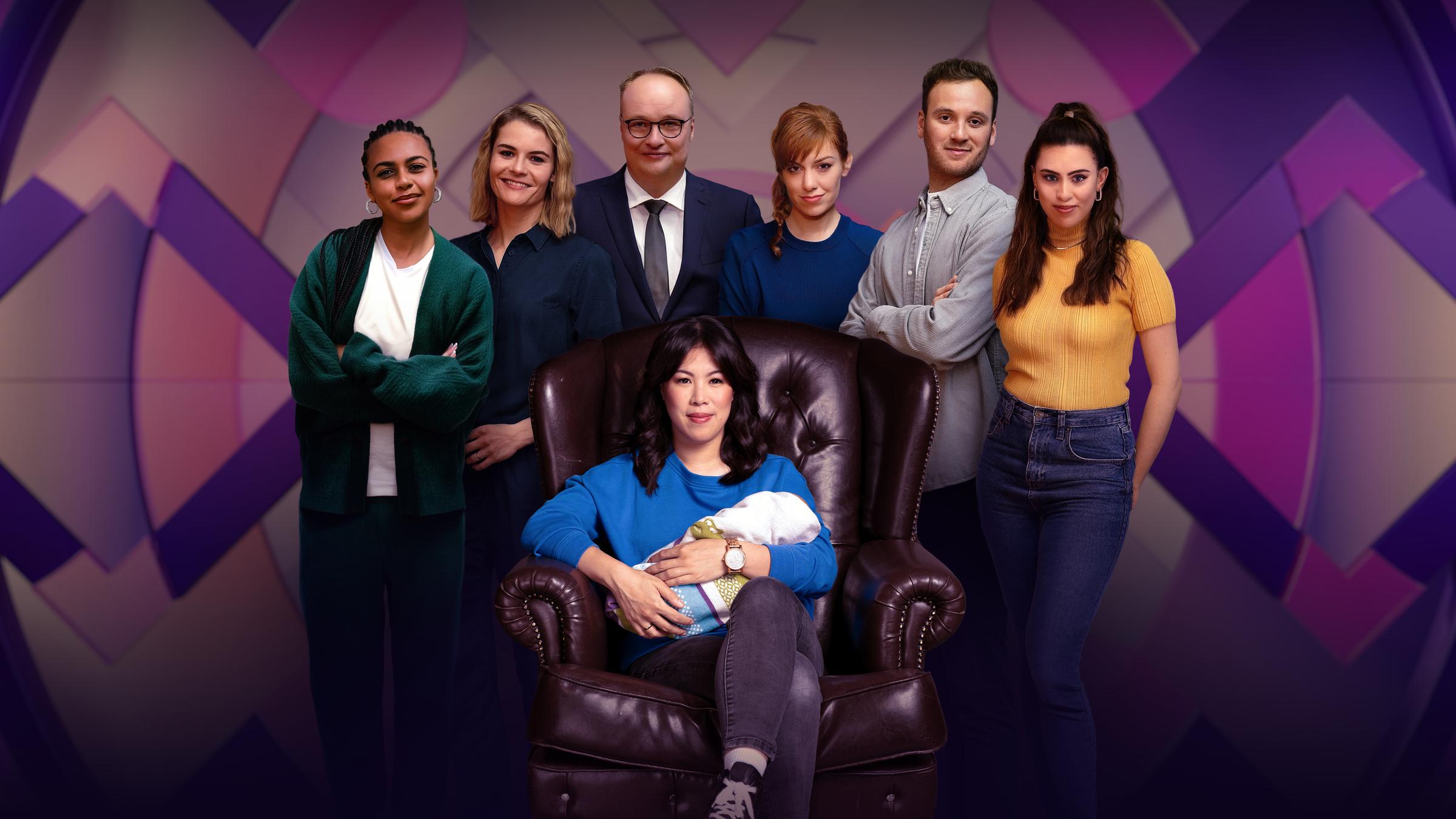 "MAITHINK X - Elternzeitvertretung mit Oliver Welke": Mai Thi Nguyen-Kim sitzt mit ihrem Baby im Arm in einem Sessel. Aminata Belli, Hazel Brugger, Oliver Welke, Eva Schulz, Leon Windscheid und Salwa Houmsi stehen hinter ihr. Alle lächeln in die Kamera.