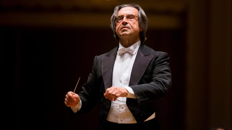 "Neujahrskonzert der Wiener Philharmoniker 2021": Der Dirigent Riccardo Muti dirigiert mit geschlossenen Augen. Er trägt einen Smoking.
