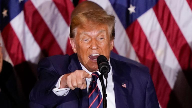 "Trump - der wütende Kandidat": Donald Trump steht bei einer Rede vor einer Flagge der USA. Er zeigt mit wütendem Gesichtsausdruck ins Publikum.