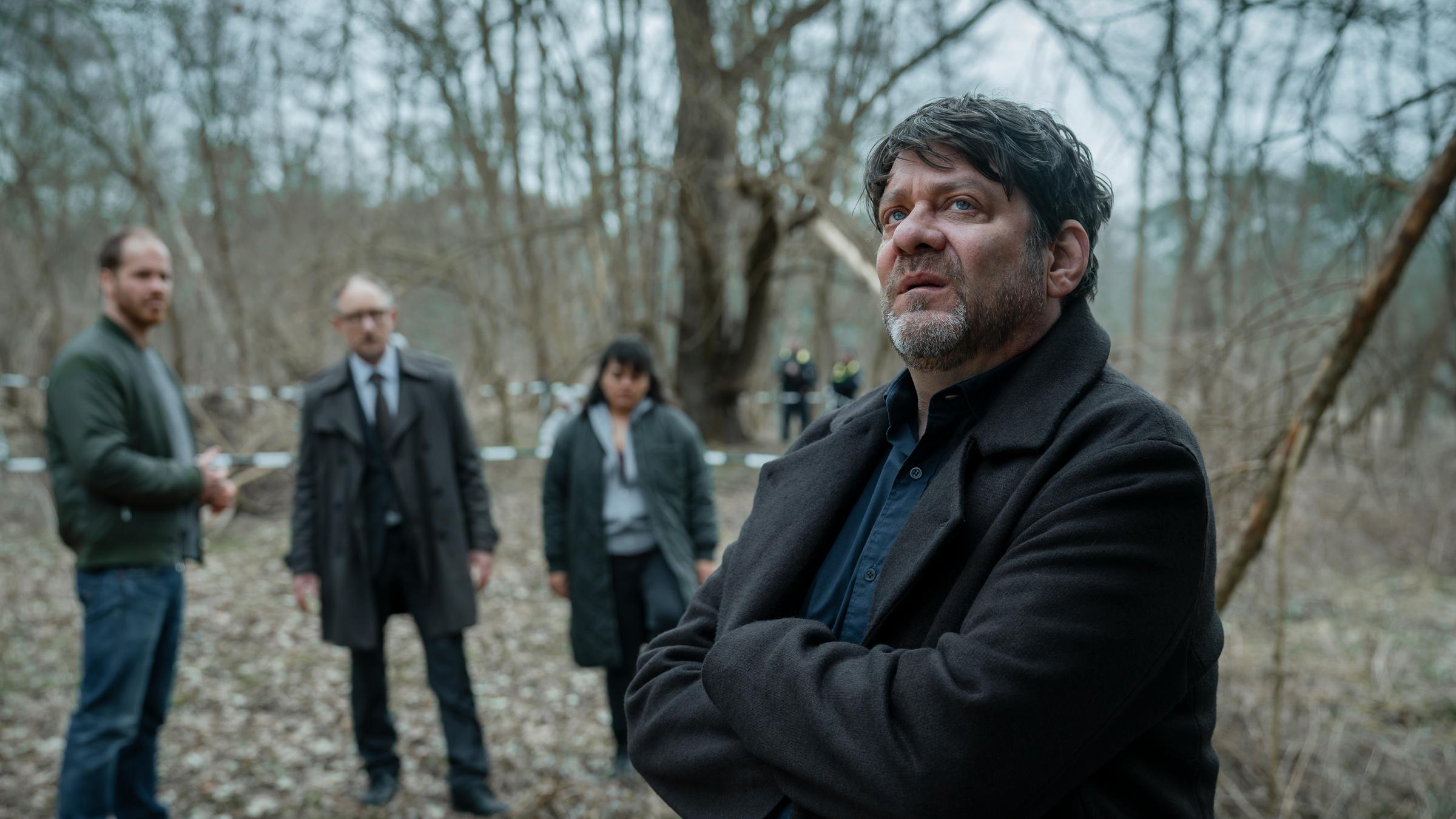 "Der Kommissar und die Angst": Eli Wiesner (Marc Ben Puch), Ulf Mattuschek (Michael Schenk), Frauke Buhr (Sara Fazilat) und Martin Brühl (Roeland Wiesnekker) stehen zusammen im Wald.