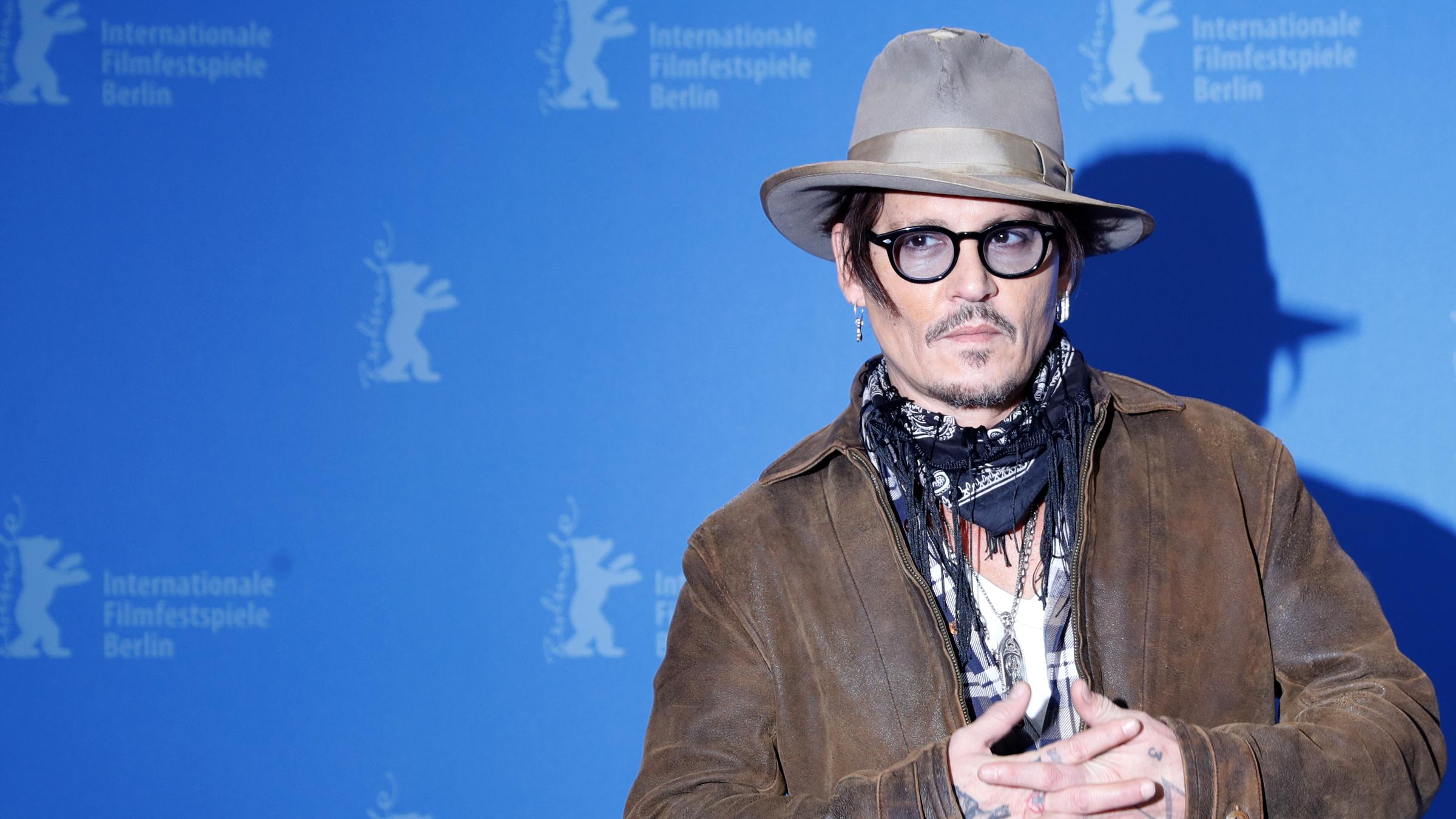 "The True Story of Johnny Depp": Johnny Depp mit Hut und schwarzer Brille, vor einer blauen Wand