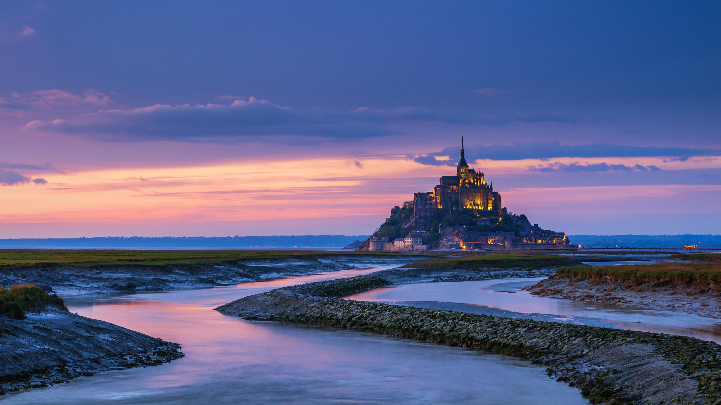 "Terra X: Rätselhafte Phänomene - Springfluten und Polsprünge": Die Bucht mit dem Klosterberg Mont Saint Michel bei Sonnenuntergang