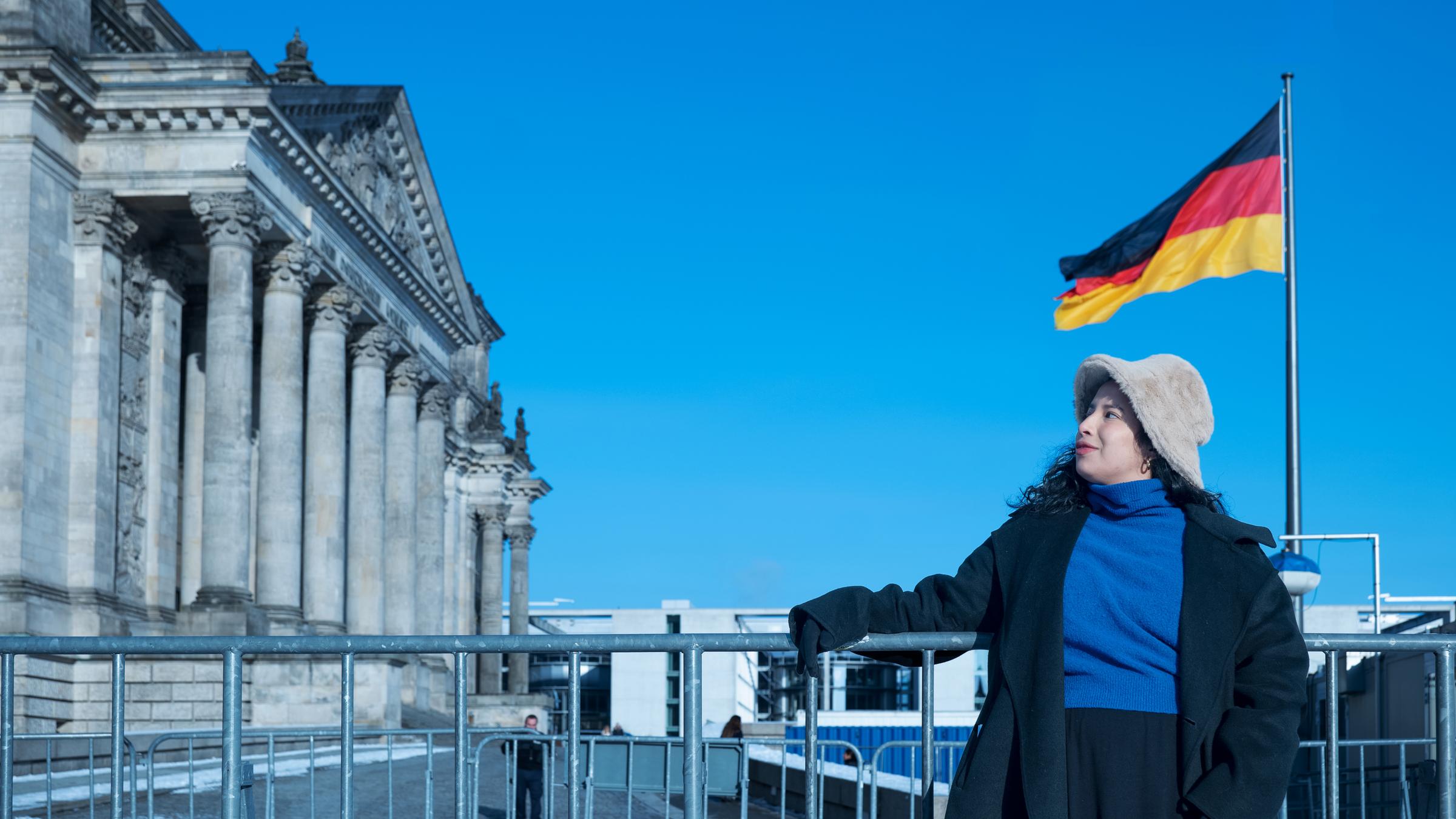 "37°: Eingebürgert - Auf dem Weg zum deutschen Pass": Yamile steht vor dem Bundestag in Berlin.