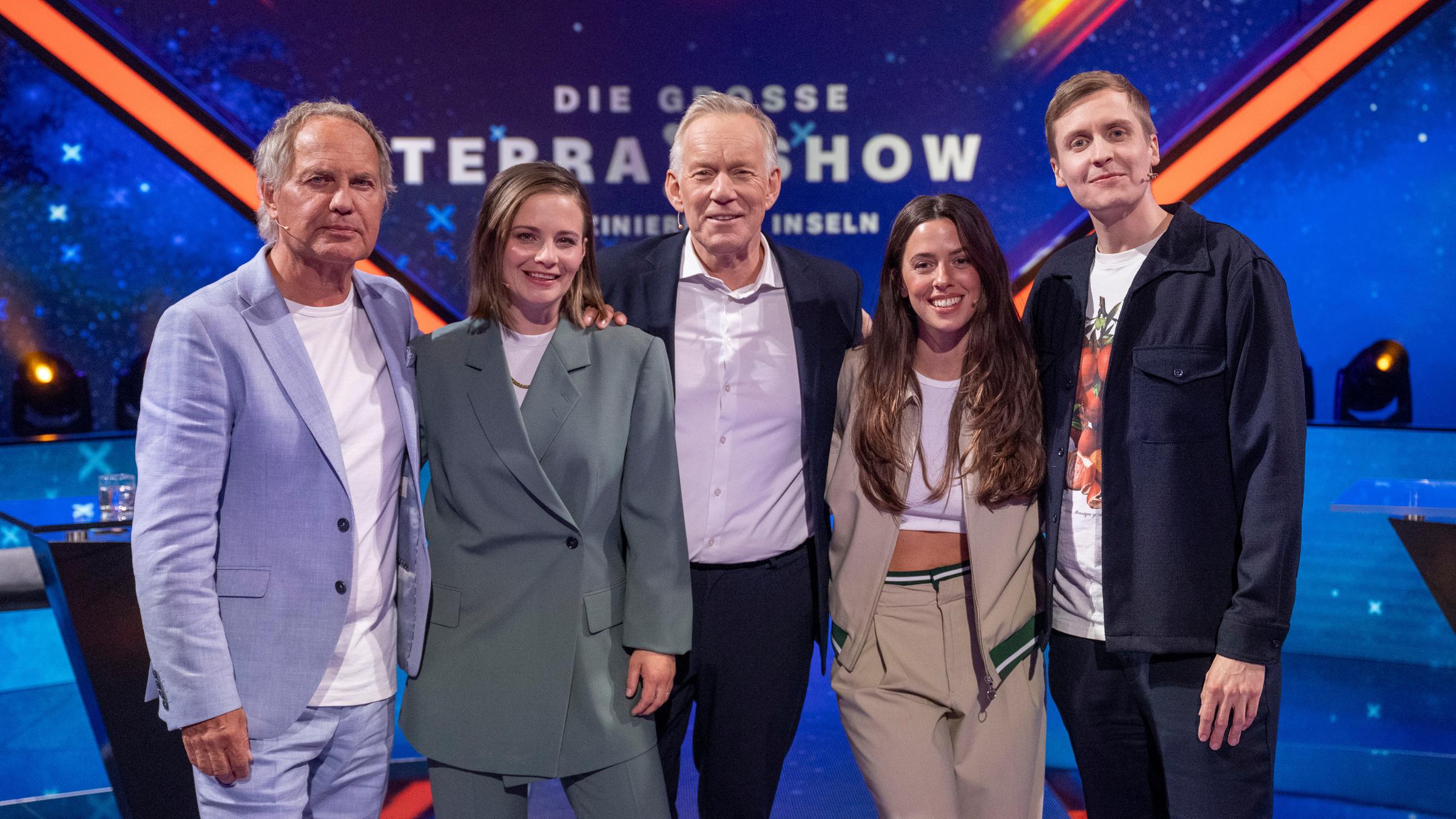 "Die große "Terra X"-Show - Faszinierende Inseln": Uwe Ochsenknecht, Jasna Fritzi Bauer, Johannes B. Kerner, Vanessa Mai, Till Reiners stehen vor Terra X Logo im Studio und schauen in die Kamera.