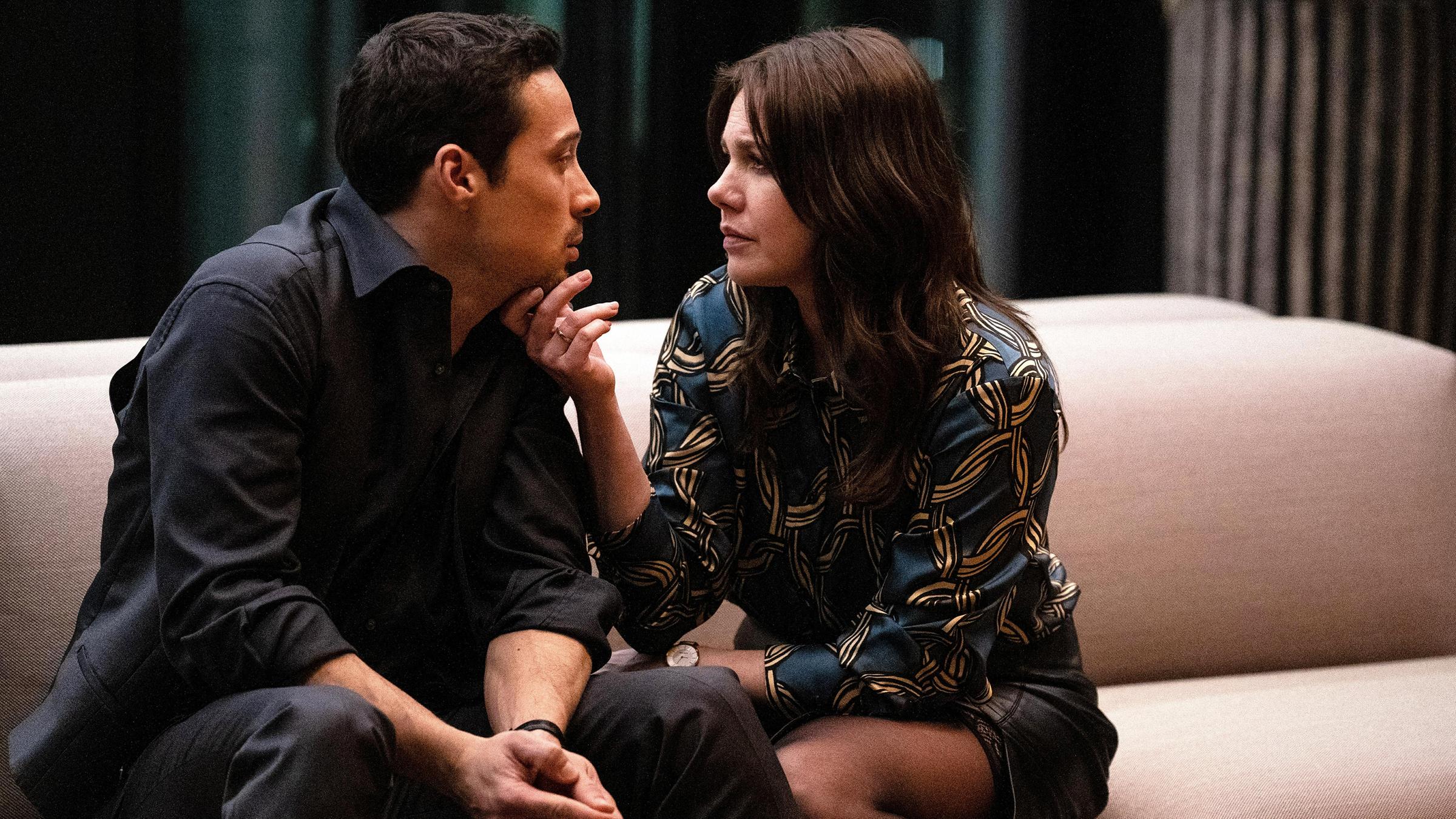 "Blindspot": Max van Veeren (Klaus Steinbacher) und Saskia Blankenstein (Felicitas Woll) sitzen nebeneinander auf einer Couch und schauen sich gegenseitig in die Augen. Während sie sein Kinn mit ihrer rechten Hand berührt, liegen seine Hände in seinem Schoß.