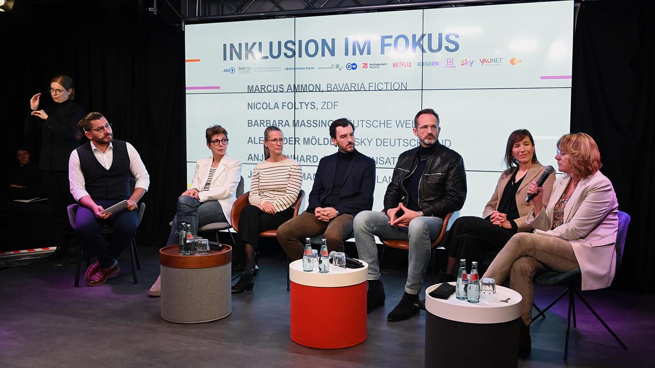 Veranstaltung "Inklusion im Fokus", Berlin, 25.4.2024: V.l.n.r.: Moderator Damian Breu, Nicola Foltys, Head of Access Services, ZDF, Anja Reinhard, Senior Vice President Diversity & Inclusion/HR ProSiebenSat1 1 Media SE, Alexander Mölders, Director Concepts & Performance Sky, Marcus Ammon, Geschäftsführer Bavaria Fiction, Barbara Massing, Verwaltungsdirektorin Deutsche Welle, Jona Teichmann, Programmdirektorin Deutschlandradio.