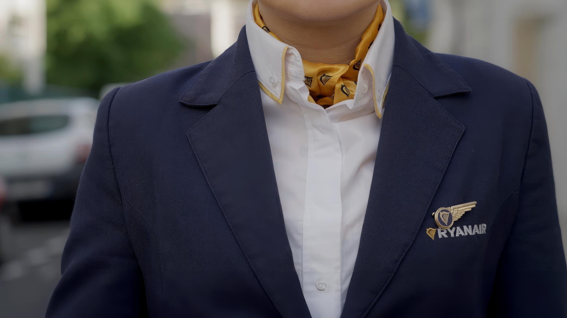 "Das System Ryanair – Die Tricks des Billigfliegers": Oberkörper einer Frau, die eine Uniform mit dem Emblem "Ryanair" trägt.