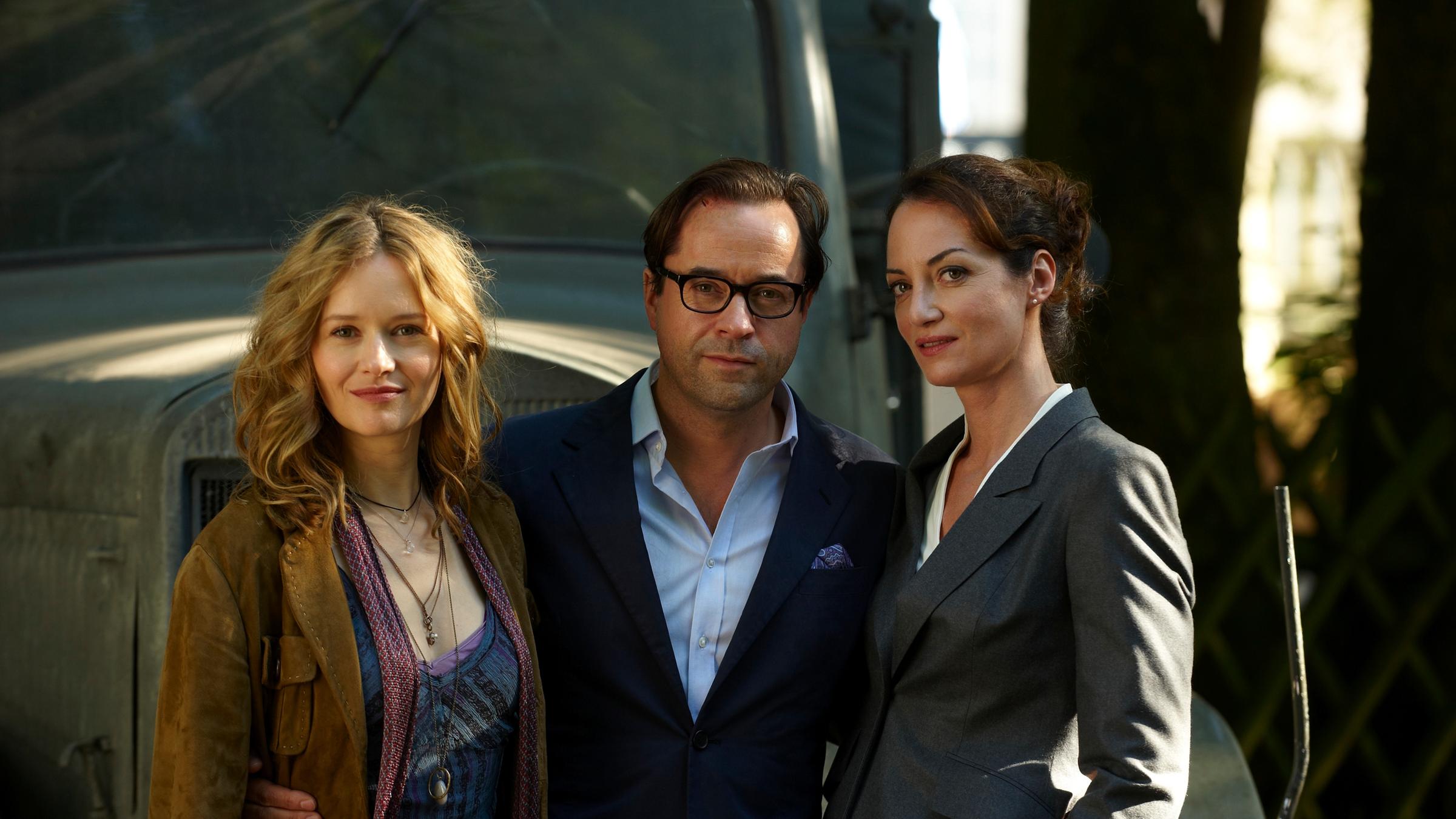 "Das Kindermädchen": Stefanie Stappenbeck (l.), Jan Josef Liefers (M.) und Natalia Wörner (r.).