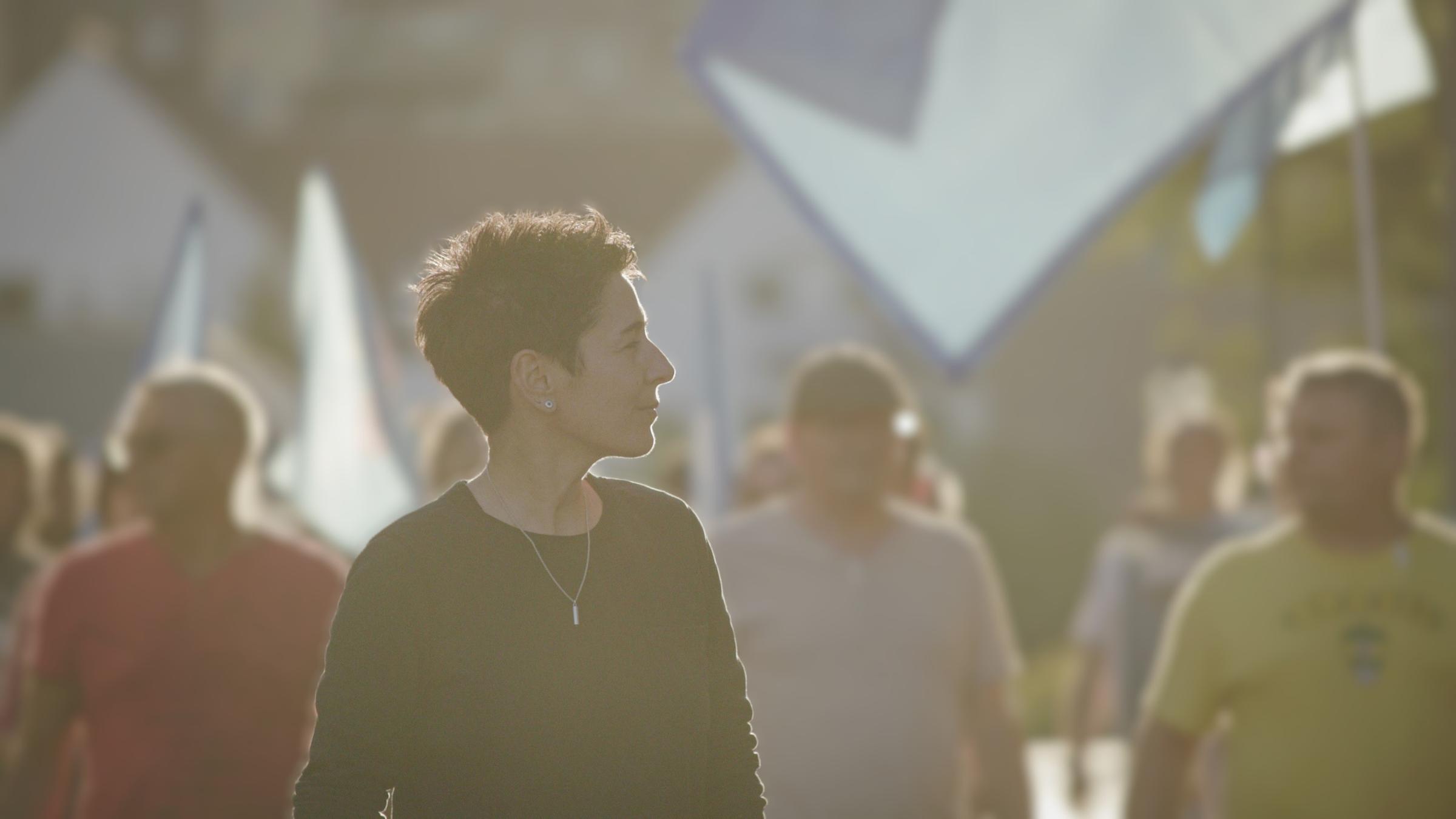 "Am Puls mit Dunja Hayali - Wütend, laut, radikal – die neue Protestkultur?": Dunja Hayali steht auf einer Demo.