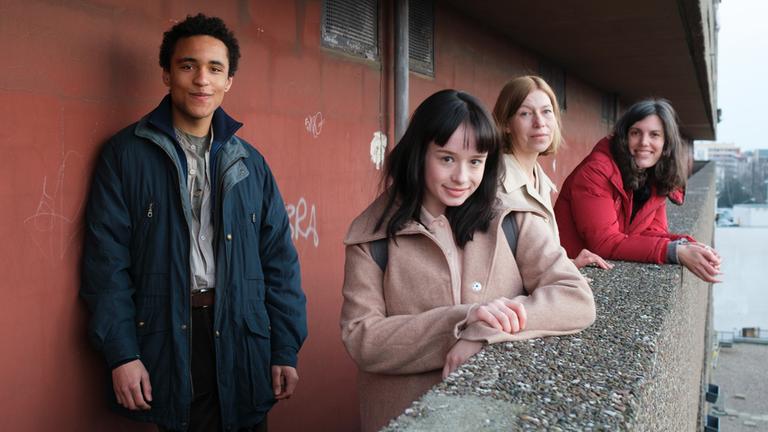  "THE ORDINARIES – Die Gewöhnlichen": Von links: Simon (Noah Tinwa), Paula (Fine Sendel), Elisa (Jule Böwe), Sophie Linnenbaum (Regisseurin)