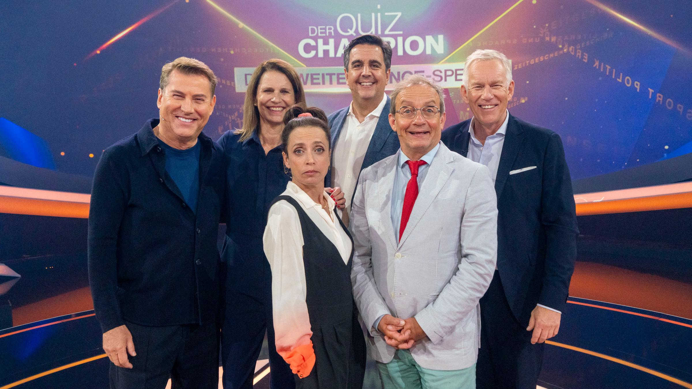 "Der Quiz-Champion - Das Zweite-Chance-Special": Gruppenbild: Jens Riewa, Katrin Müller-Hohenstein, Anna Thalbach, Bastian Pastewka, Wigald Boning und Johannes B. Kerner stehen im Studio vor dem Sendungslogo.