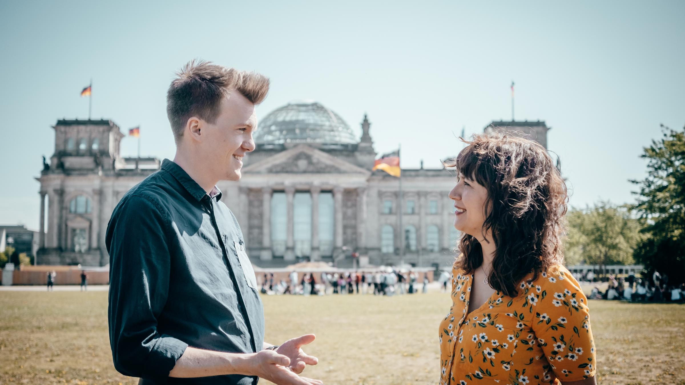 "plan b: Da geht was, Deutschland! - Wer stärkt unsere Demokratie?": Antonia Lilly Schanze und Luca Piwodda stehen vor dem Bundestag in Berlin.