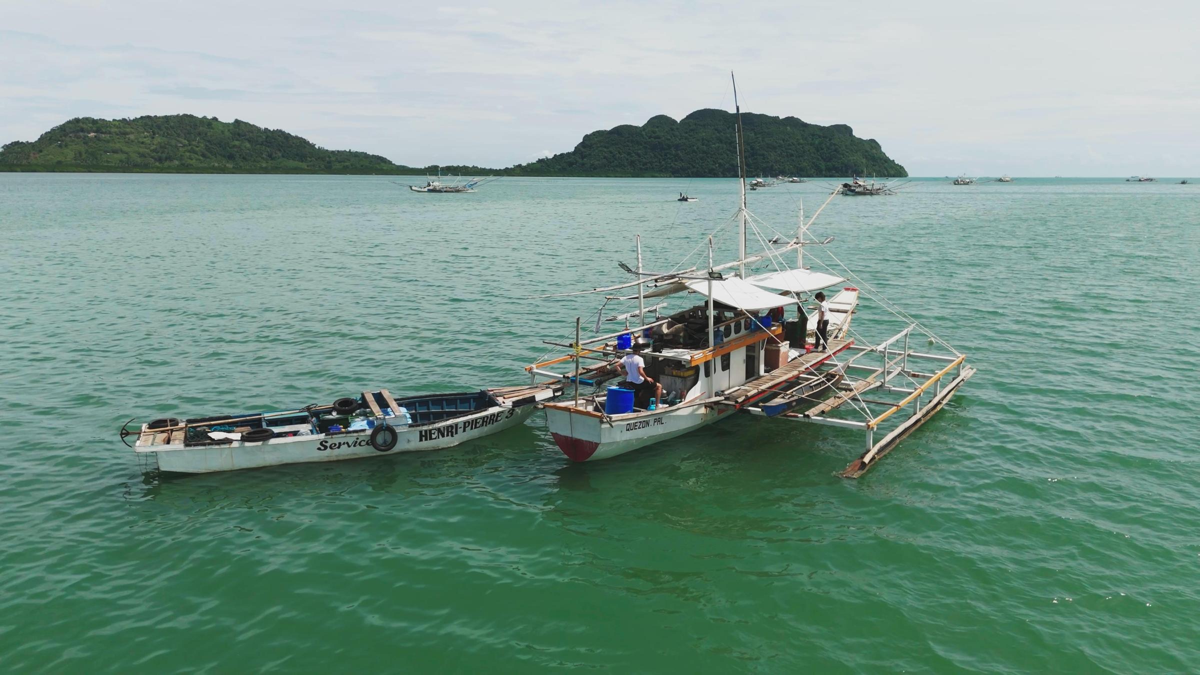 "Globale Machtspiele - Kampf ums Chinesische Meer": Ein traditionelles Holzboot fischt im Meer.