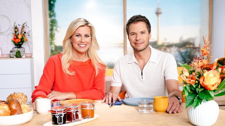 Das Moderatorenteam Nadine Krüge und Florian Weiss am Frühstückstich der Sendung "Volle Kanne"