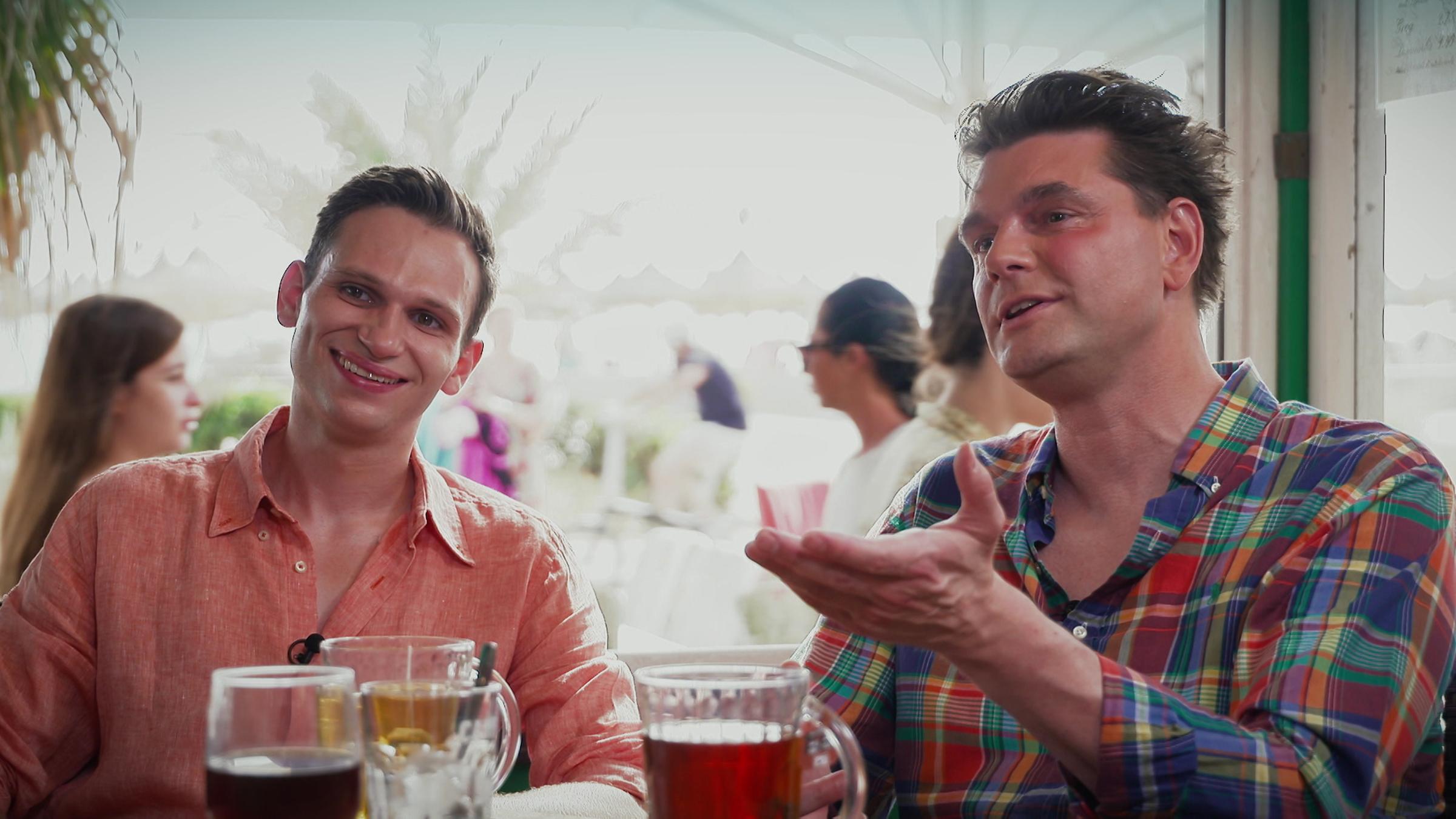 "heute-show spezial": Fabian Köster und Lutz van der Horst sitzen an einem Kneipentisch und führen gutgelaunt ein Gespräch.