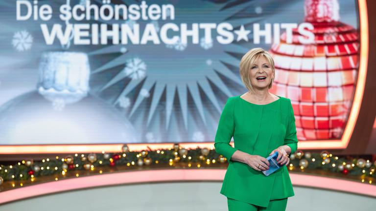 "Die schönsten Weihnachts-Hits": Carmen Nebel steht in der Studiokulisse. Sie lächelt in die Kamera.