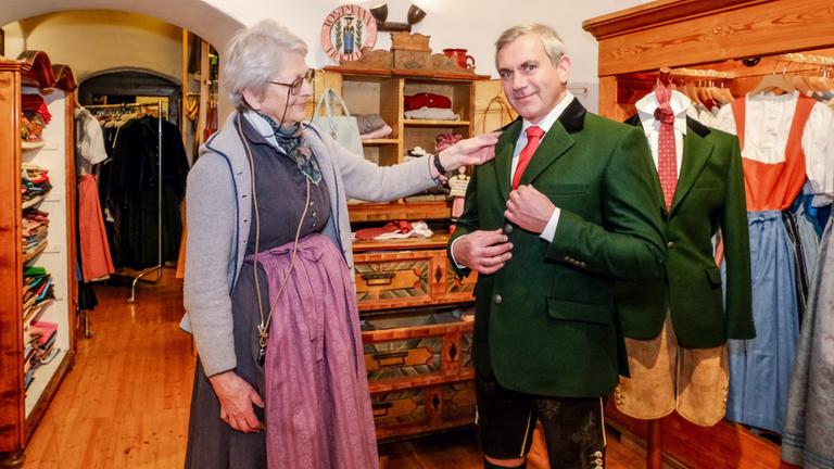  "Kaminer Inside: Brauchtum in Österreich": Wladimir Kaminer bei Tostmann Trachten: Gexi Tostmann, Wladimir Kaminer.