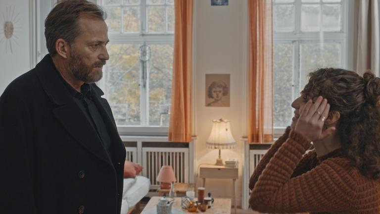 "Ostfriesennacht": Frank Weller (Christian Erdmann) steht im Wohnzimmer vor seiner Tochter Jule (Lydia Maria Makrides). Sein Gesichtsausdruck ist besorgt. Jule hält die Hände am Kopf und wirkt verzweifelt. Sie streiten sich.