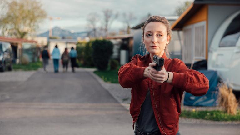 "Die Toten vom Bodensee - Nachtschatten:" Luisa Hoffmann (Alina Fritsch) steht mit gezogener Waffe auf der Straße.