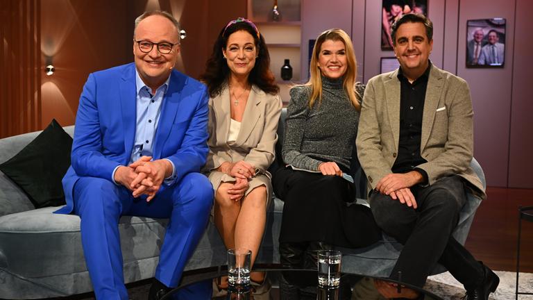 "Welke & Pastewka - Wiedersehen macht Freude!": Oliver Welke, Barbara Wussow, Anke Engelke und Bastian Pastewka sitzen nebeneinander auf dem Sofa und lachen in die Kamera.