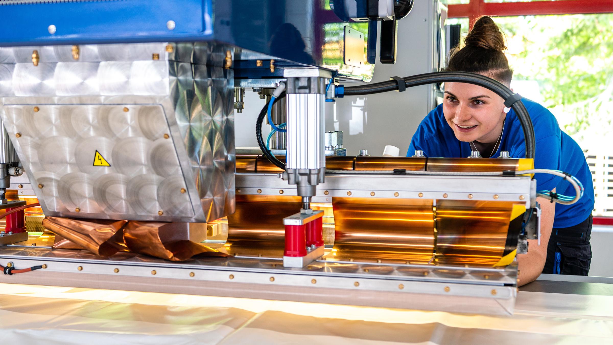 "37°: Bock auf Ausbildung: Ohne Studium geht's auch": Annemarie im Betrieb am Schweißgerät.