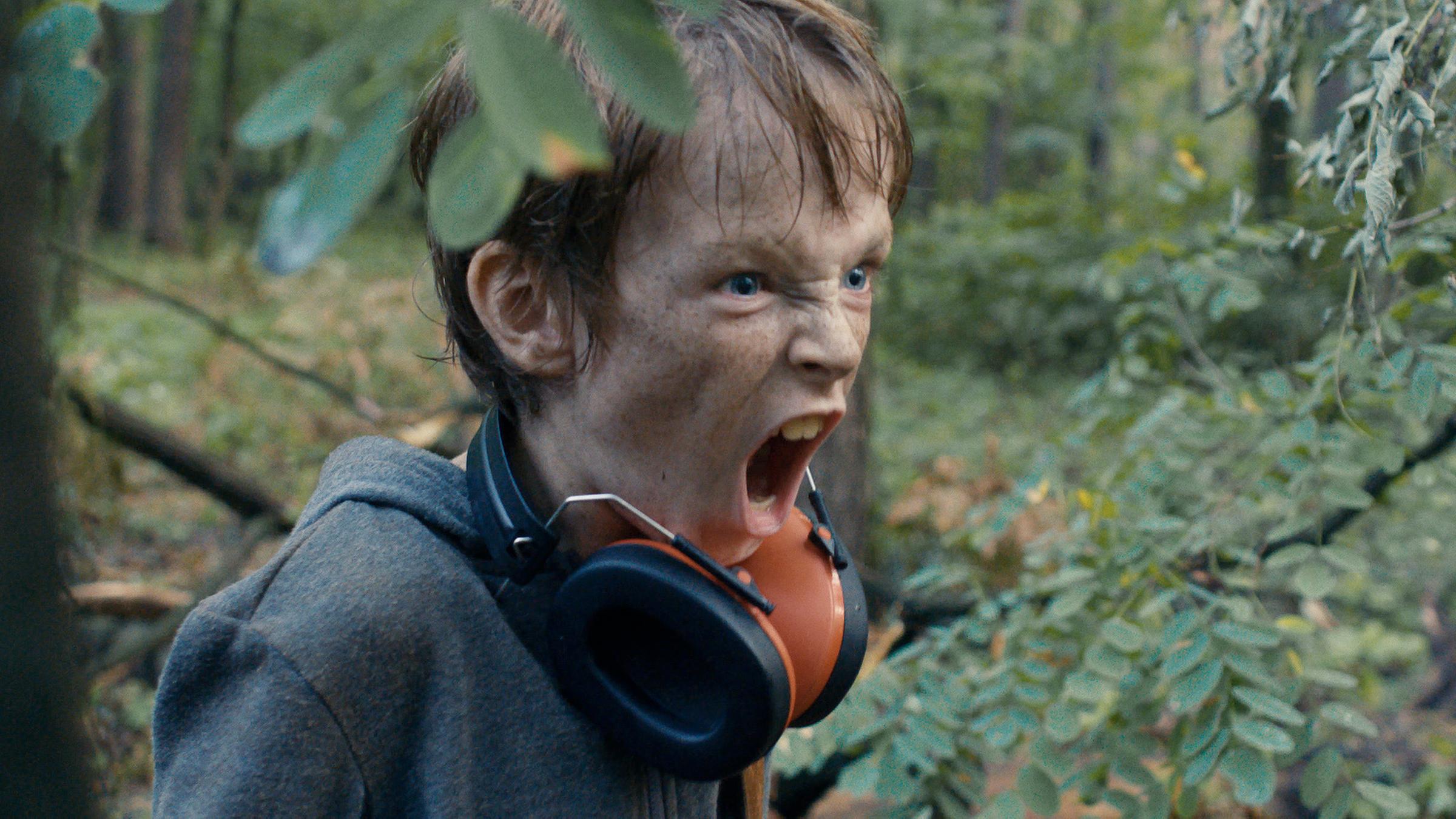 "Rivale“: Roman (Yelizar Nazarenko) brüllend in Wald.