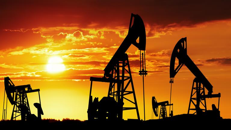 "Terra X: Was die Welt am Laufen hält: Energie": Mehrere Ölpumpen stehen im Sonnuntergang nebeneinander.