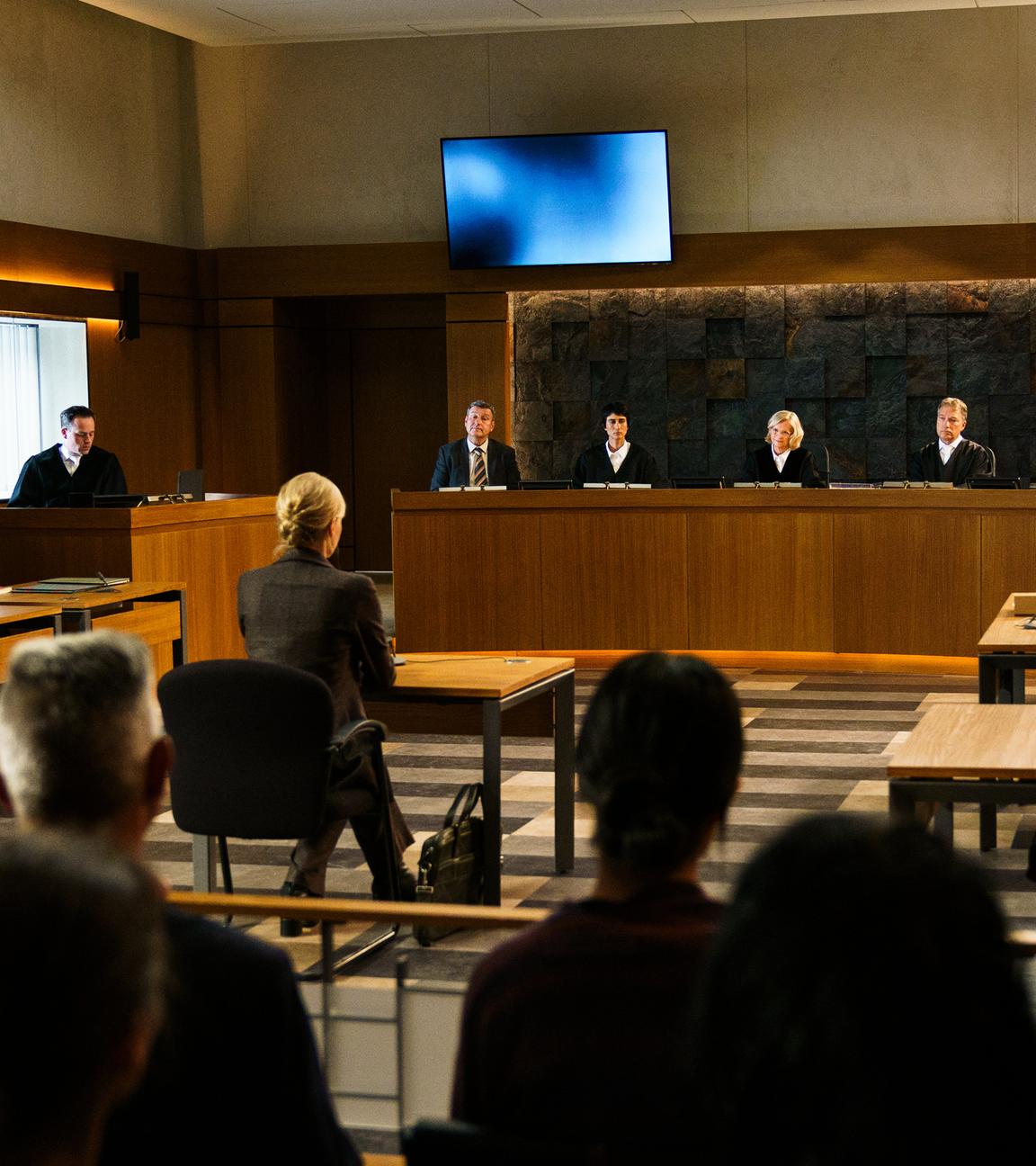 "Sie sagt. Er sagt.": Blick aus dem Publikum in den Sitzungssaal des Gerichts.
