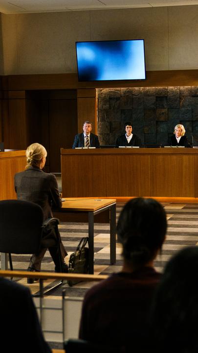 "Sie sagt. Er sagt.": Blick aus dem Publikum in den Sitzungssaal des Gerichts.