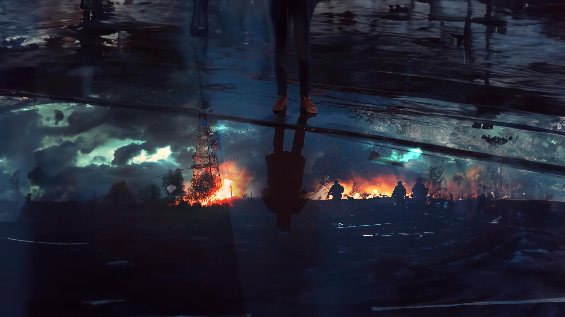 "Putins Krieger - Russische Überläufer packen aus": Montage: Beine und Füße welche sich in einer Fütze spiegeln. Des Weiteren ist in die Fütze ein Kriegsfeld projeziert