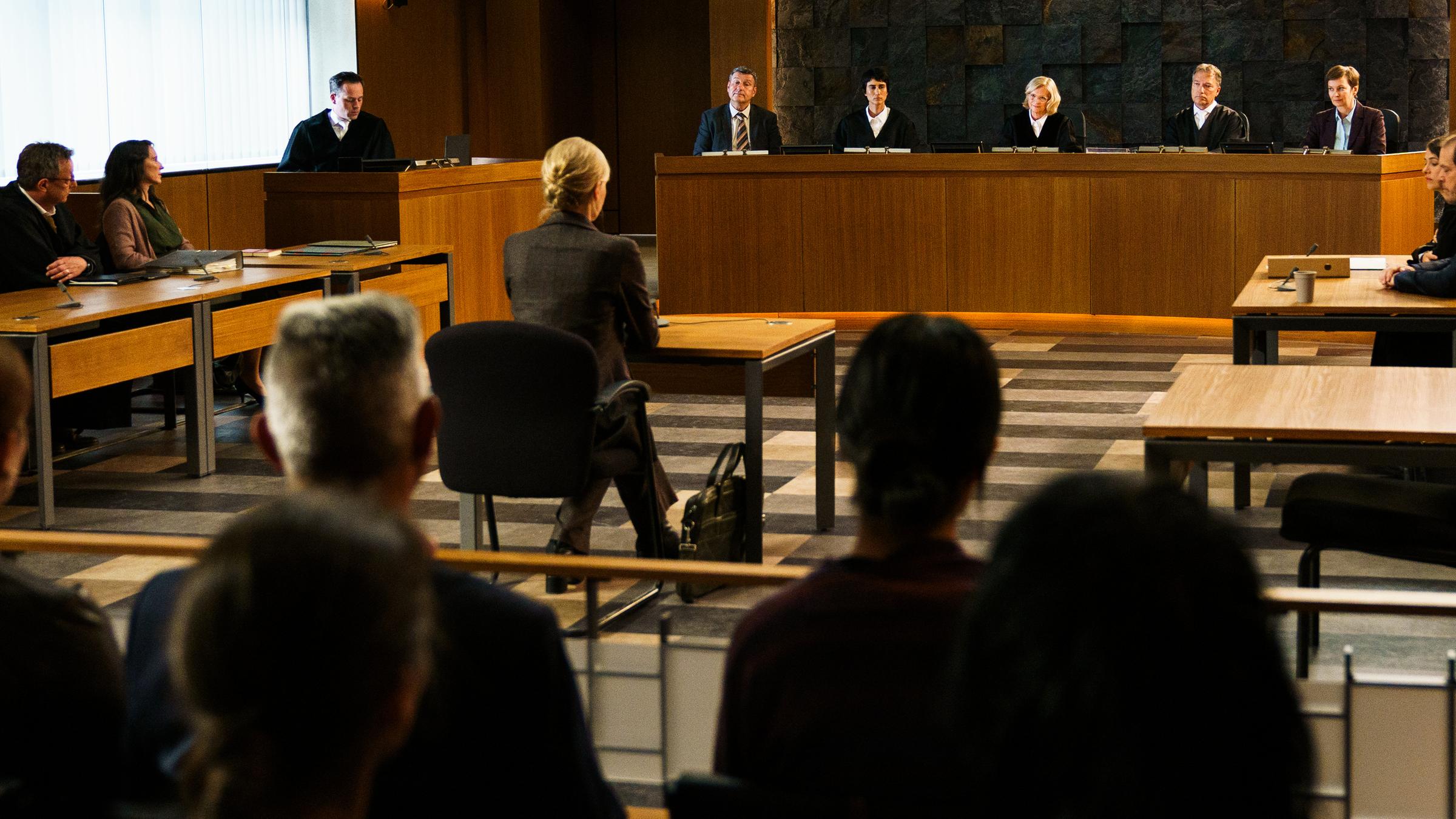 "Sie sagt. Er sagt.": Blick aus dem Publikum in den Sitzungssaal des Gerichts.