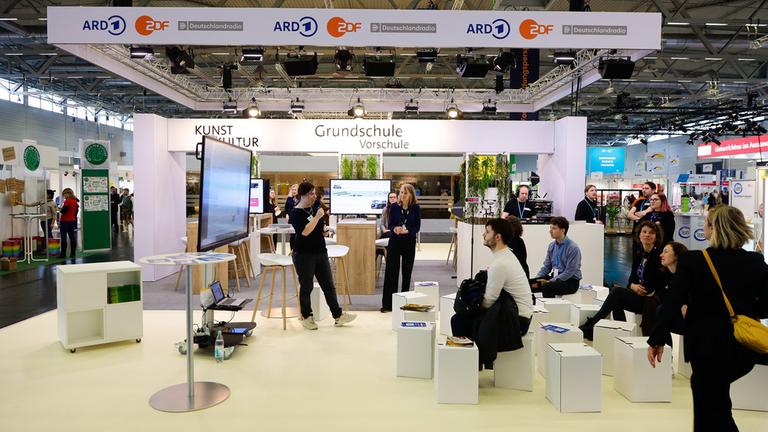 Bildungsmesse didacta: Der gemeinsame Stand von ARD, ZDF und Deutschlandradio im Jahr 2024.