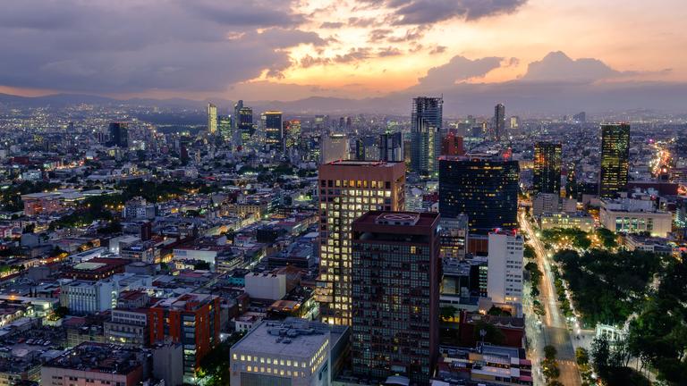"Megacitys - Wenn es Nacht wird in Mexico-City - Kreativ und kämpferisch":  Skyline von Mexico City bei Nacht