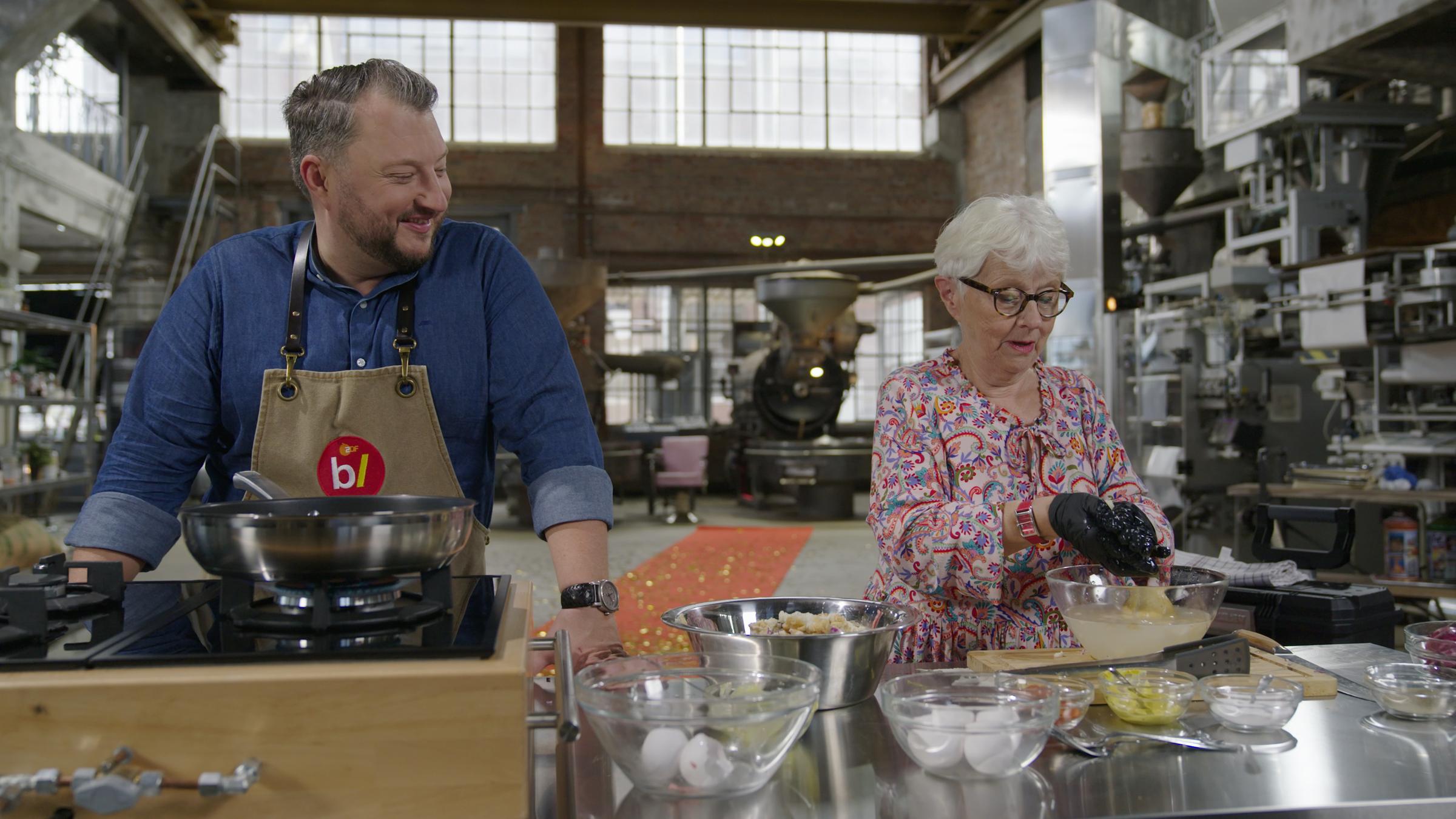 "besseresser: Die Tricks in Frikadellen, Ü-Eiern und Co.": Sebastian Lege und seine Mutter Ute Lege stellen in der Werkstatt Frikadellen her.