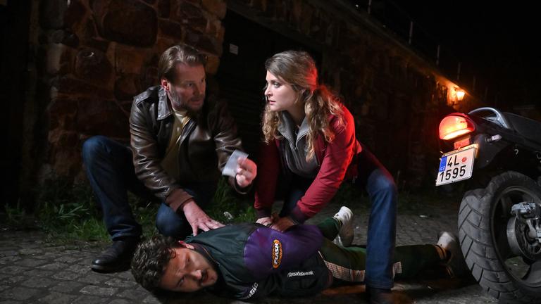 "Erzgebirgskrimi - Die Tränen der Mütter": Kommissar Winkler (Kai Scheve) und seine Kollegin Szabo (Lara Mandoki) halten den auf dem Boden liegenden Pavel Svoboda (Raphael Keric) fest und finden eine Tüte Drogen an ihm.