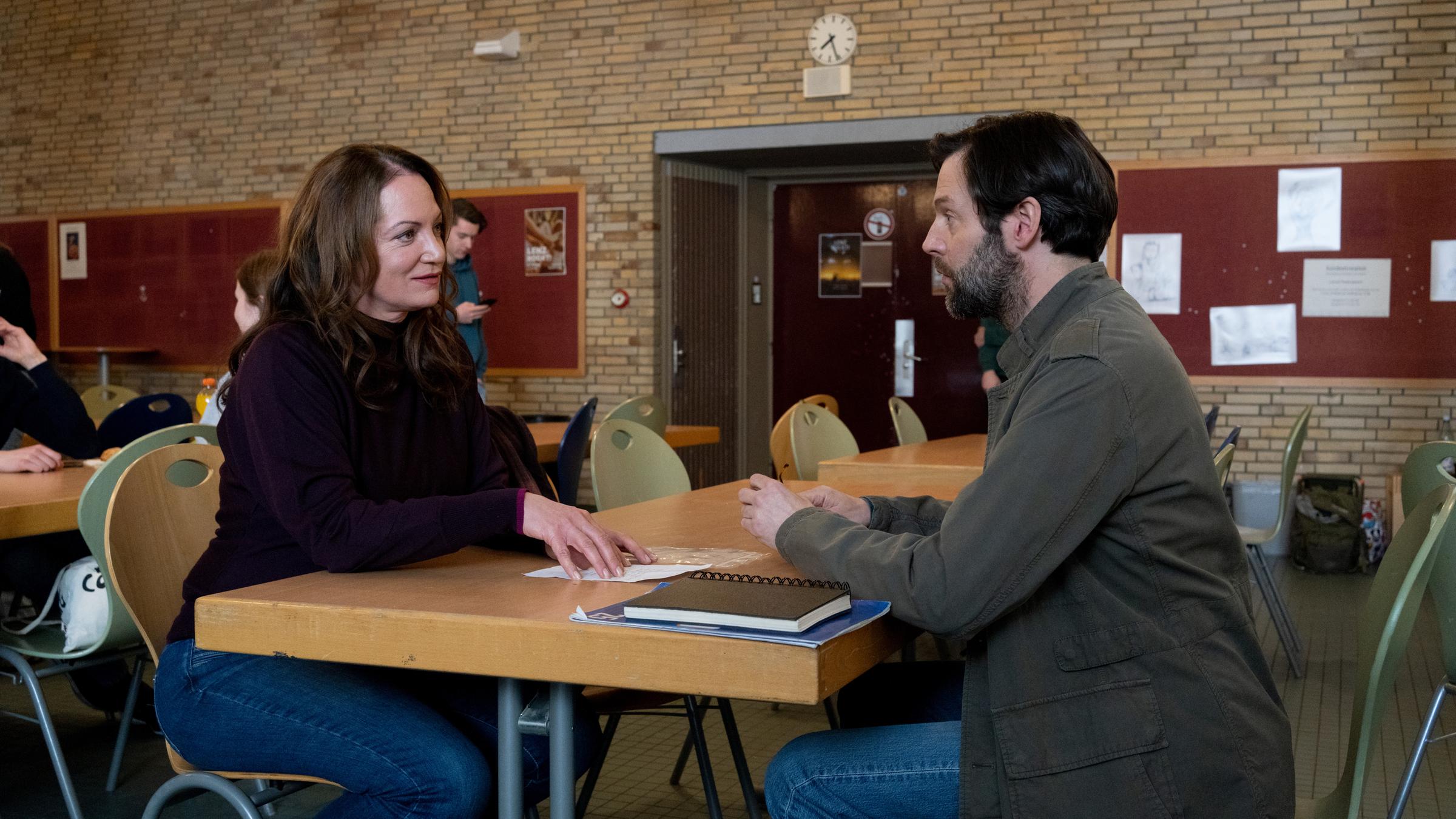 "Unter anderen Umständen - Dominiks Geheimnis": Jana Winter (Natalia Wörner) sitzt mit Gustav Mikkelsen (Richard Ulfsäter) an einem Tisch.