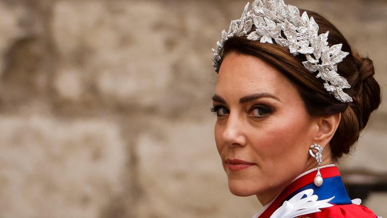 "ZDFroyal: Prinzessin Kate und das Drama der Windsors": Porträtaufnahme: Catherine von Großbritannien trägt ein Diadem und schaut zur Seite.