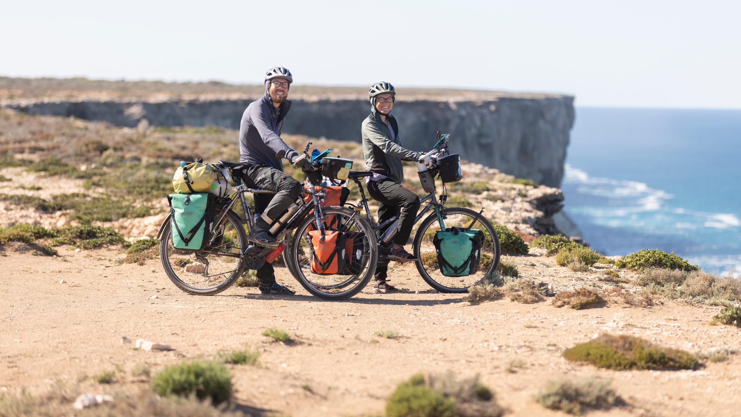 "Terra X: Abenteuer Freiheit - Mit dem Fahrrad durch Australien und Japan": Louisa und Tobi sitzen auf ihren Rädern und blicken zur Kamera. Sie stehen an den Klippen, unter ihnen liegt das Meer.