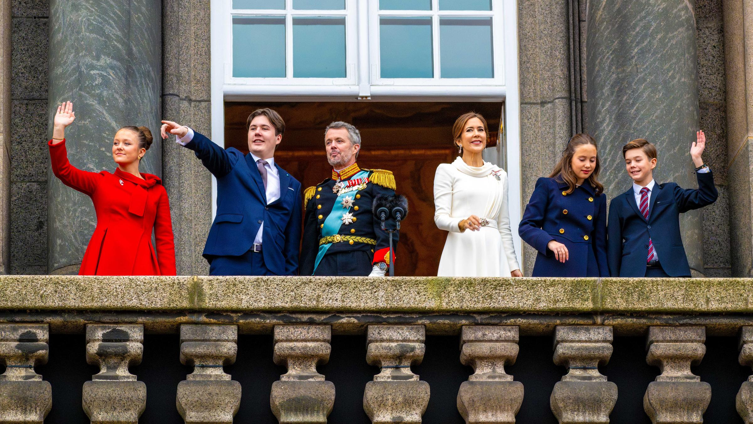 "ZDF royal: Dänemarks Königskinder - Aufbruch und Vermächtnis": Die dänische Königsfamilie steht auf dem Balkon. König Frederik trägt Uniform.