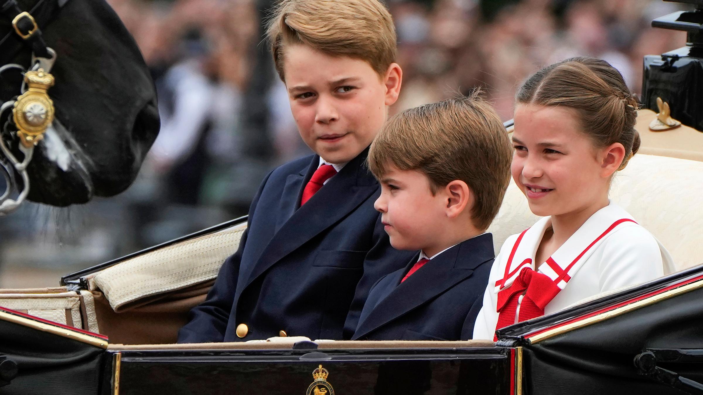 "ZDF royal: Englands Königskinder - Pflicht und Rebellion": Prinz George, Prinz Louis und Prinzessin Charlotte sitzen nebeneinander in einer Kutsche.