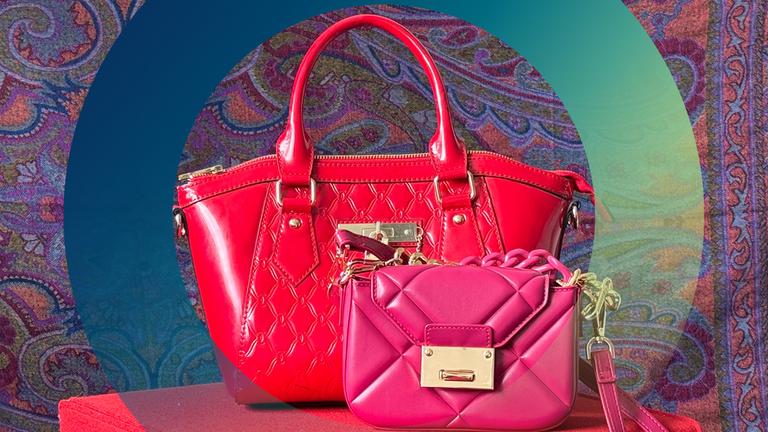 "planet e.: Luxus, Glamour, schöner Schein - It-Bags im Nachhaltigkeitscheck": Rote und pinkfarbene Handtasche in einer Auslage.