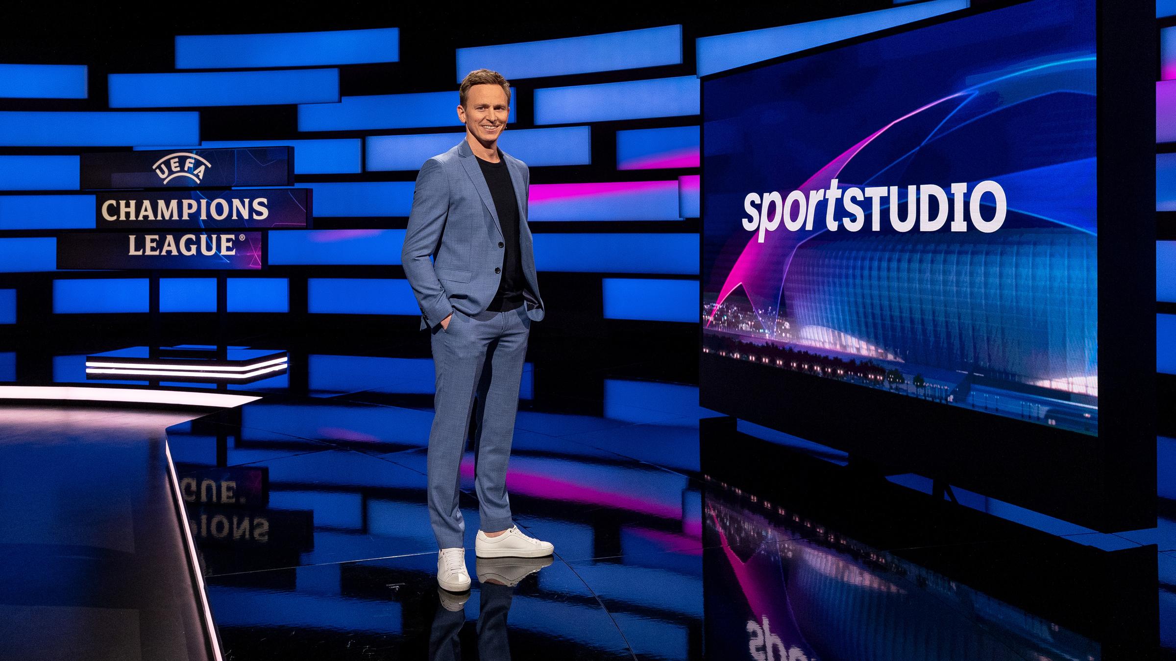 Jochen Breyer steht  im Studio.