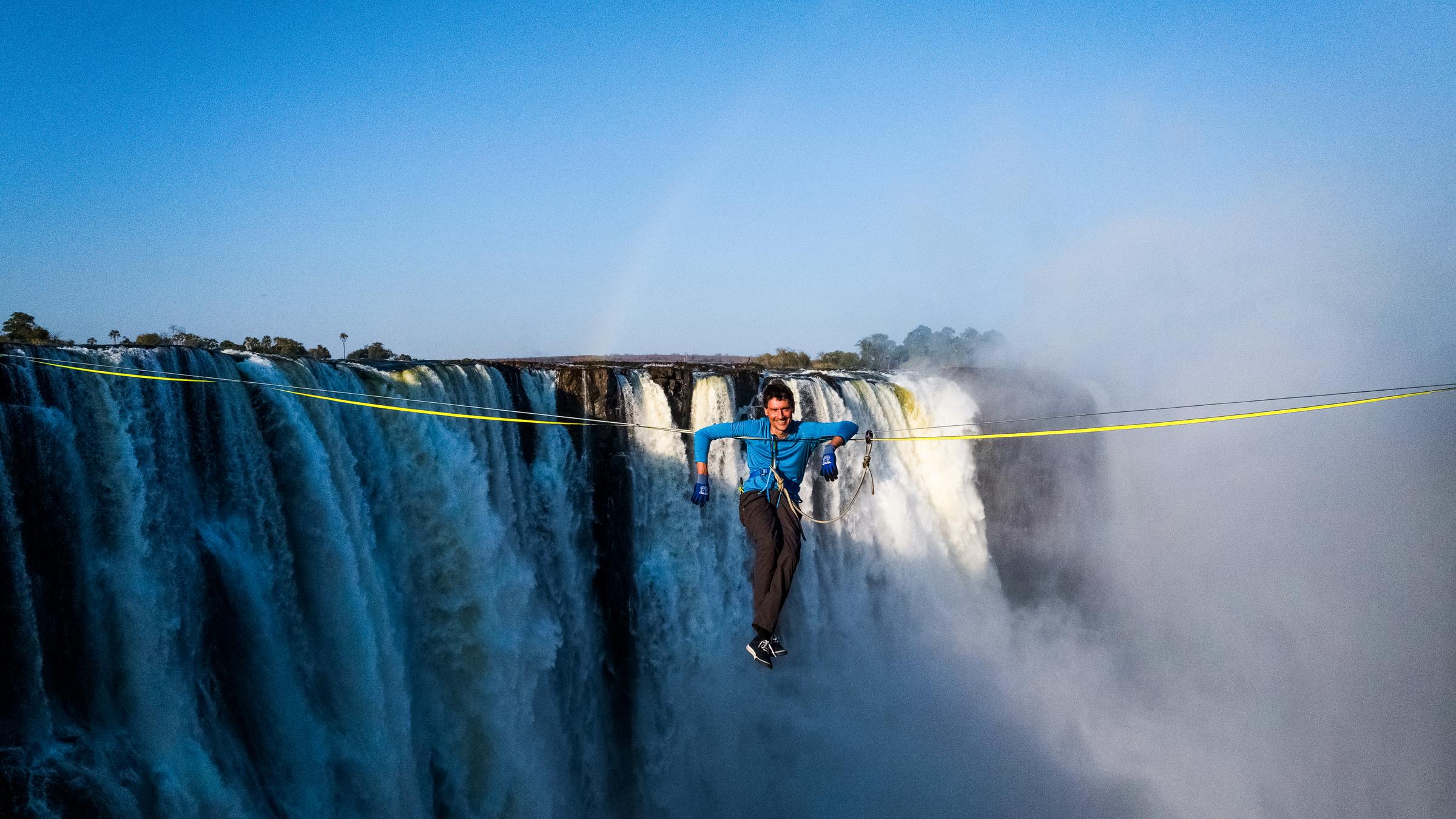 "Terra X: Faszination Wasser - Wasserfälle": "Terra X"-Moderator Uli Kunz hängt an einer Slackline vor den Viktoriafällen, einem der größten Wasserfälle der Welt.