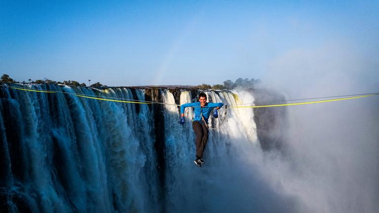 "Terra X: Faszination Wasser - Wasserfälle": "Terra X"-Moderator Uli Kunz hängt an einer Slackline vor den Viktoriafällen, einem der größten Wasserfälle der Welt.