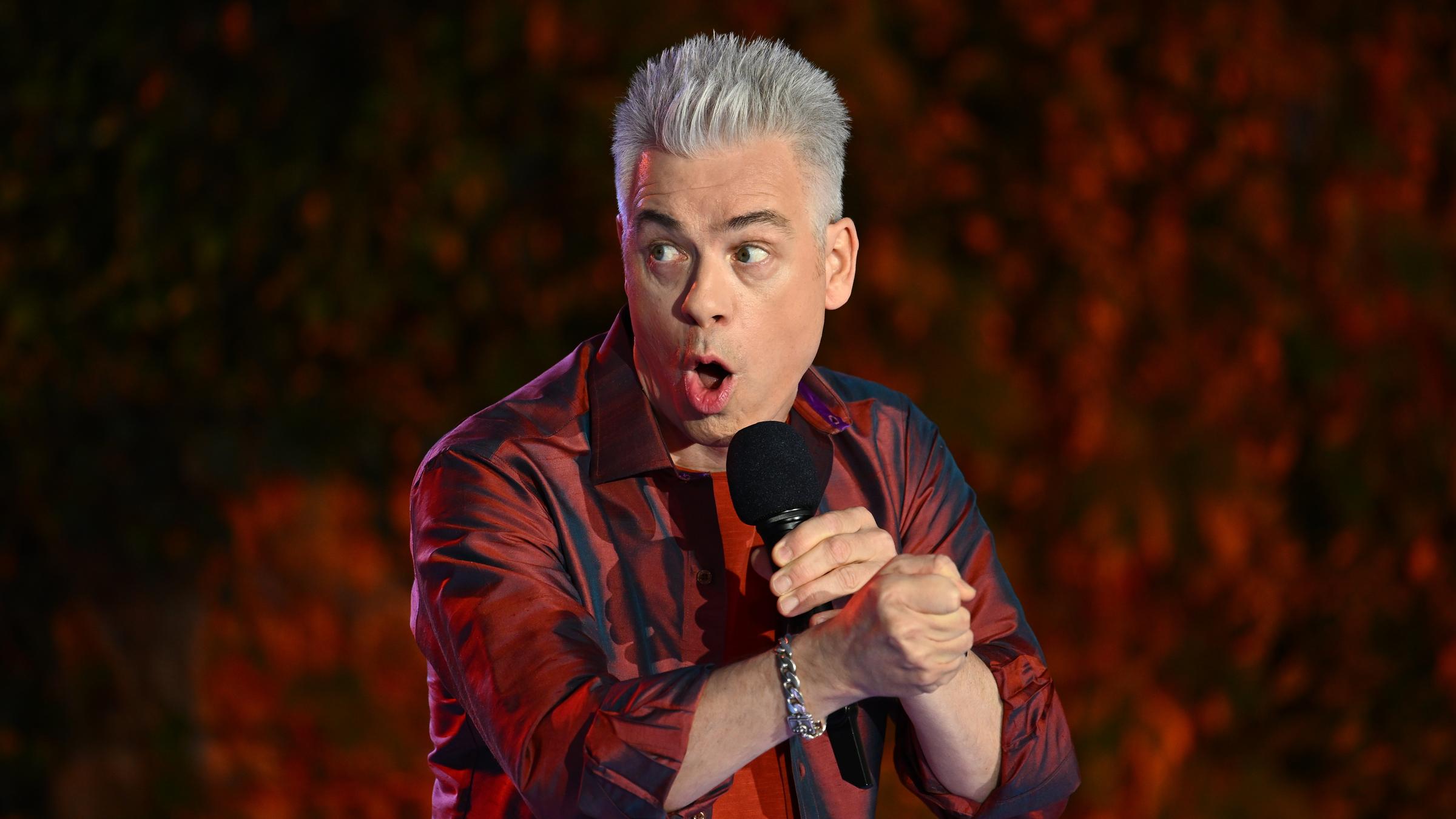 "Der ZDF Comedy Sommer": Der Stand-up-Comedian Michael Mittermeier steht auf der Bühne und spricht ins Mikrofon.