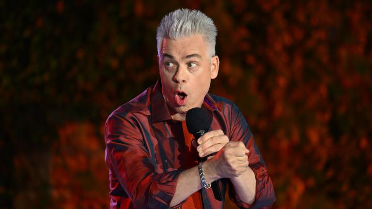 "Der ZDF Comedy Sommer": Der Stand-up-Comedian Michael Mittermeier steht auf der Bühne und spricht ins Mikrofon.