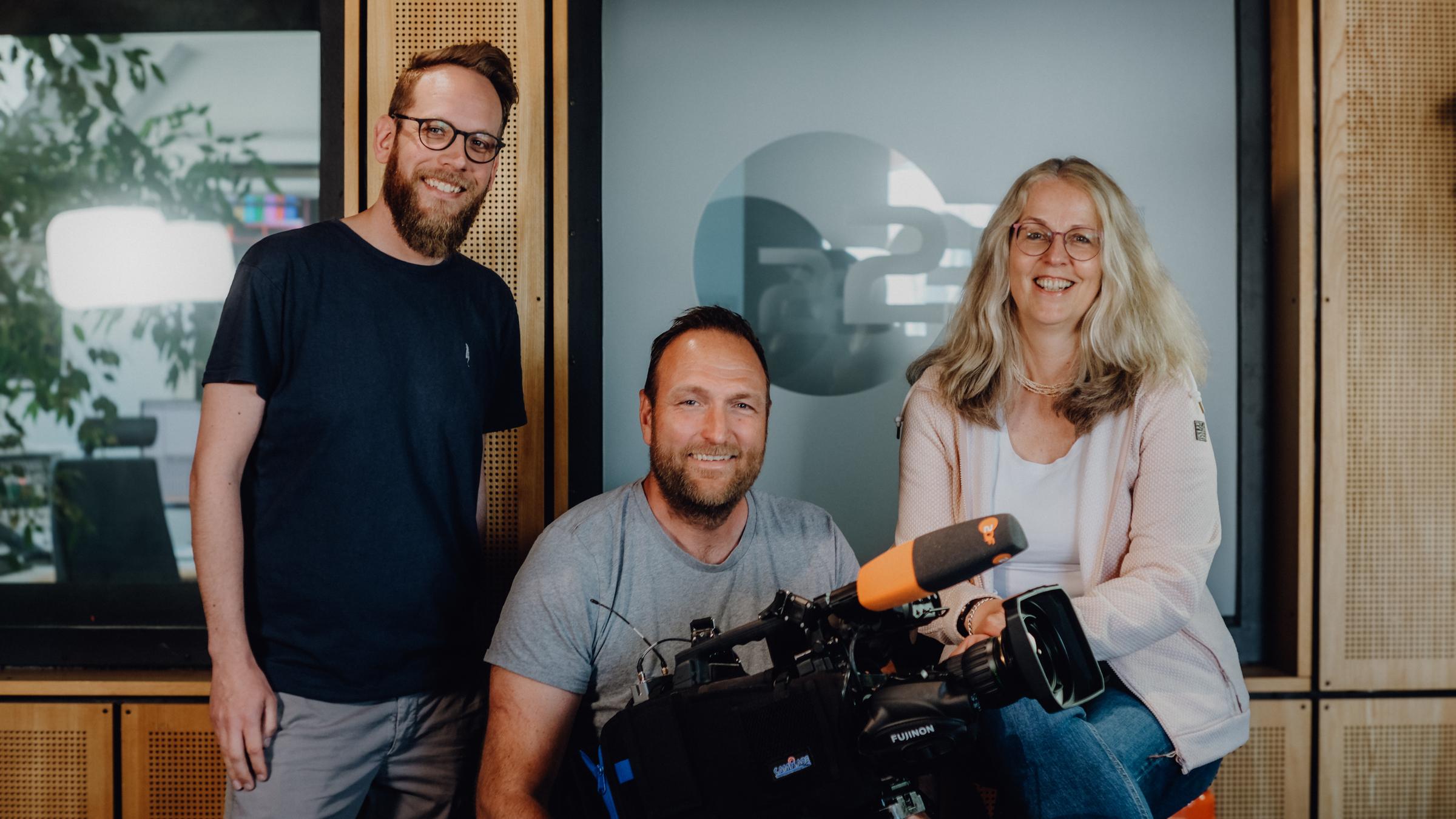 BVHK-Journalistenpreis 2024: V.l.n.r.: Cutter Tim Butenschön (LS Kiel), Kameramann David Kahl (Kabuja) und Autorin Heike Kruse (LS Kiel)