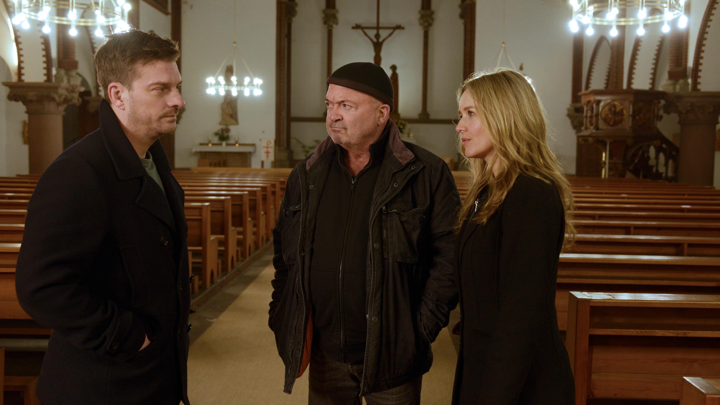 "Ein starkes Team - Und vergib ihnen ihre Schuld": Sebastian (Matthi Faust), (Florian Martens) und Linett (Stefanie Stappenbeck) stehen im Inneren einer Kirche.