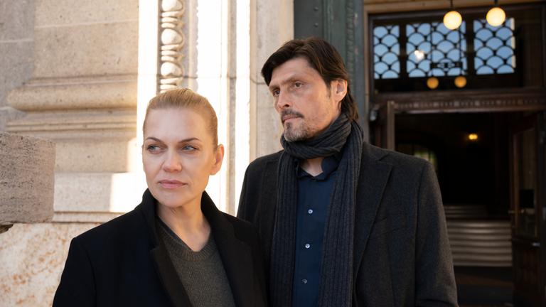 "Helen Dorn - Todesmut": Helen Dorn (Anna Loos) und Nedjo Kristic (Stipe Erceg) stehen vor einem Gebäude.
